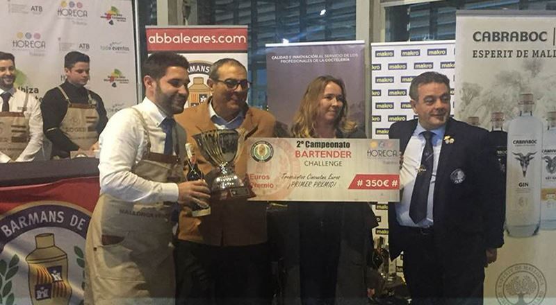 Entrega del trofeo a Javi Pont por Xisco Ordinas e Iben Andsage de HORECA, junto a Barea_Baleares 2018