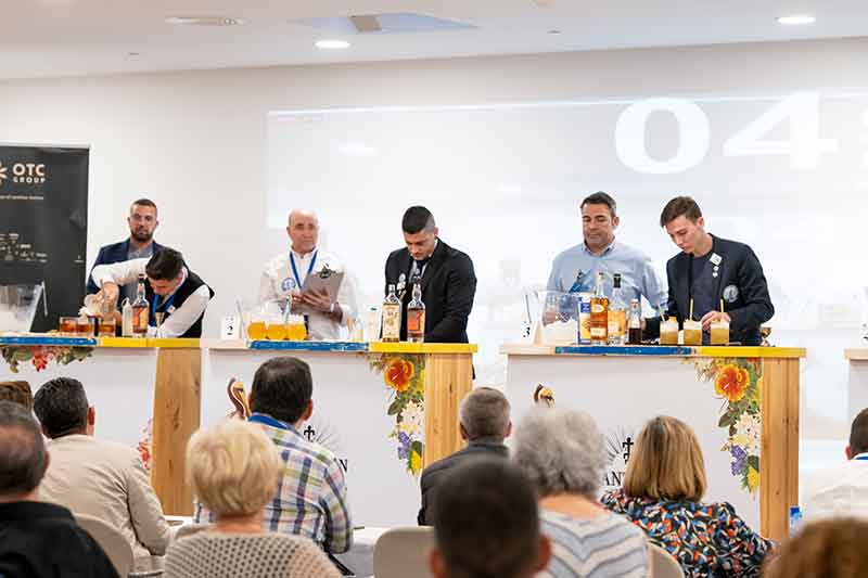 Concursantes-en-plena-actuacion-OTC-2023