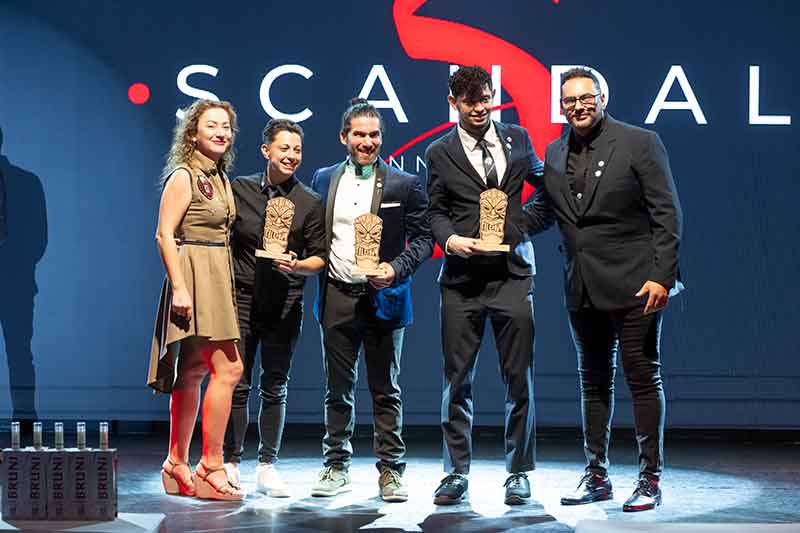 Dazfer-Adri-y-Fran-con-los-representantes-de-Sanz-Tiki-2023